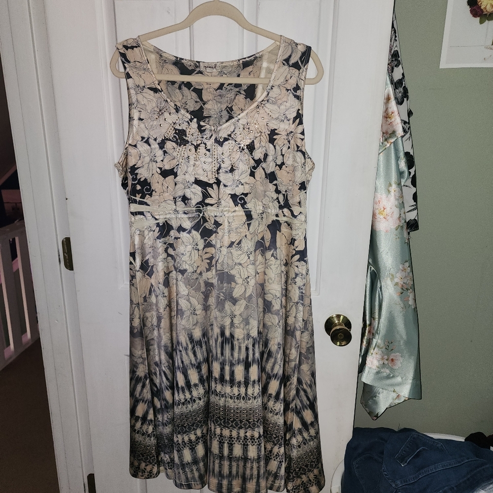 ONE WORLD Black and Beige Floral Sleeveless Midi Dress